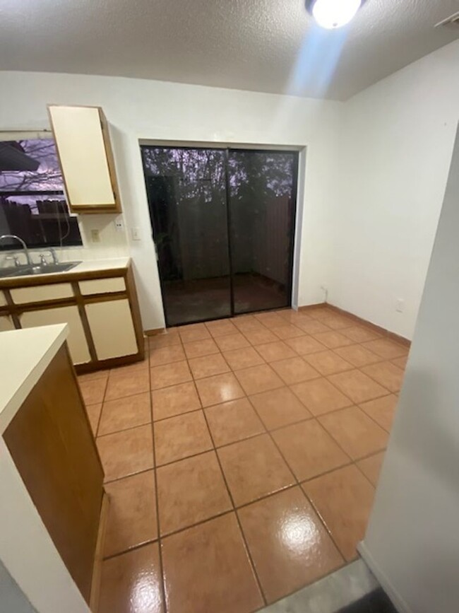 Building Photo - 2 Bed 1.5 Bath Townhome Washer Dyer Hookup...