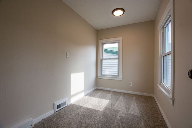 Building Photo - Super Cool and Unique 4 Bedroom / 1 Bath Home in Bellevue near Offut!