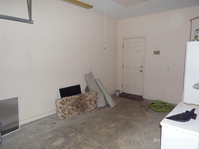 Building Photo - 33064 Stables Dr