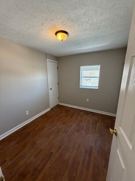 Building Photo - 3 Bedroom Double