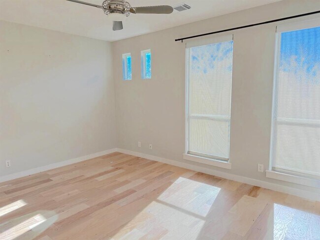 Building Photo - 1209 Kinney Ave