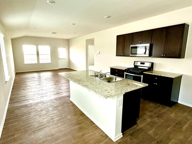 Building Photo - 425 Middle Green Loop