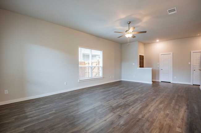 Building Photo - AVAILABLE NOW! GORGEOUS 4 BEDROOM DUPLEX L...
