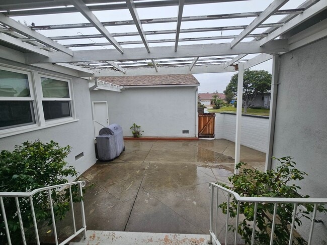 Building Photo - Flight Ave