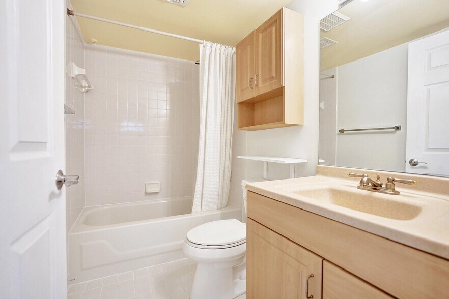 Building Photo - 4260 Village Dr