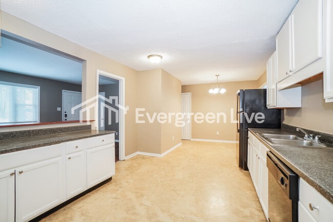 Building Photo - 4698 Dundee Ave