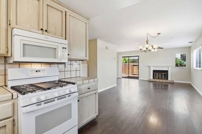 Building Photo - Great 3 Bedroom Townhome with Garage!