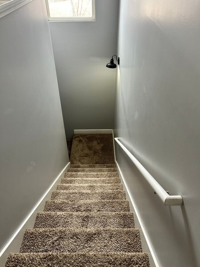 Building Photo - Large Beautiful Home!