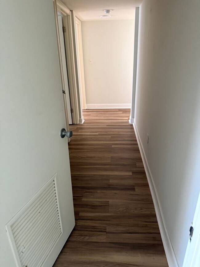 Building Photo - Beautiful Large 4th floor Highrise 2 bed 2 bath