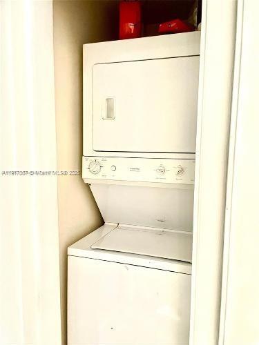 Building Photo - 717 NE 16th Ave