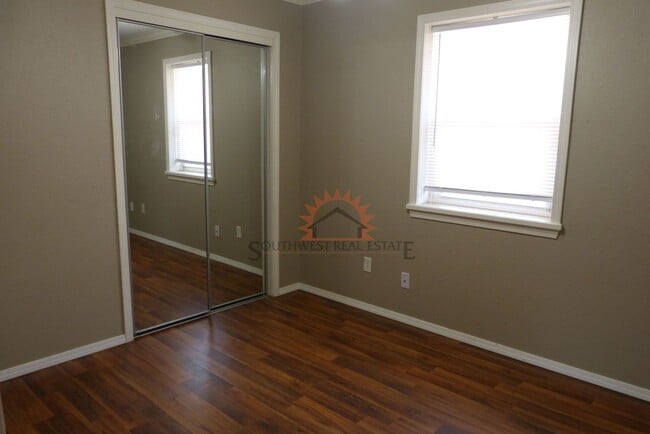 Building Photo - Cute 2 bedroom duplex