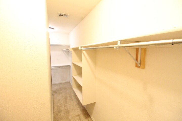 Building Photo - 620 Eastview Dr