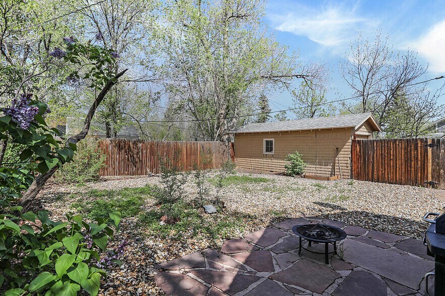 Building Photo - Well-Maintained Cottage with Private Yard ...