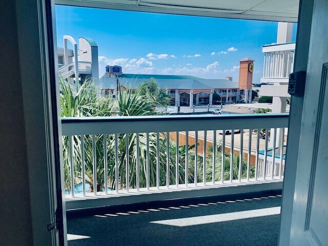 Building Photo - 6102 Seawall Blvd