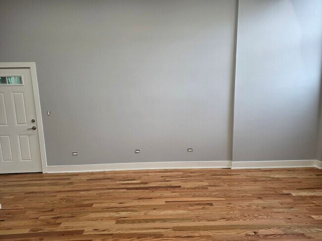 Building Photo - 831 S Western Ave