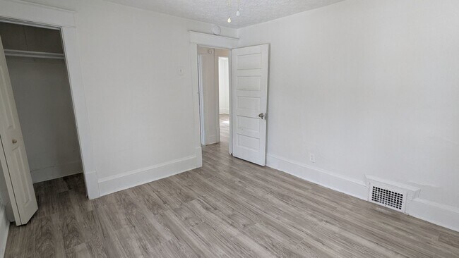 Building Photo - Discover this well-maintained 3-bedroom, 1-bath home in Akron