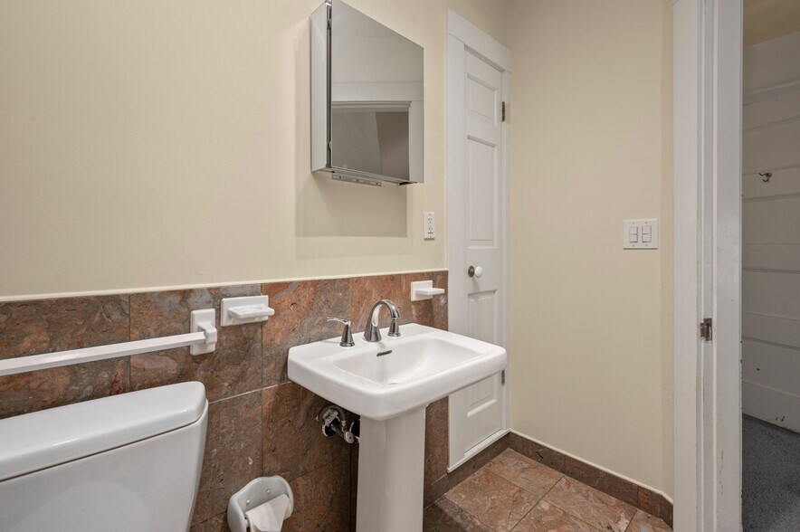 Building Photo - 177 Main St