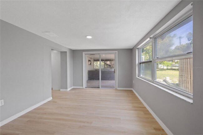 Building Photo - 4430 Shoreline Dr