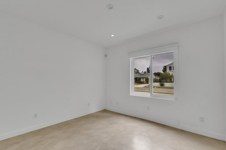 Building Photo - 4925 Nagle Ave
