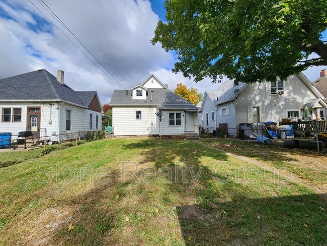 Building Photo - 1027 7th Ave