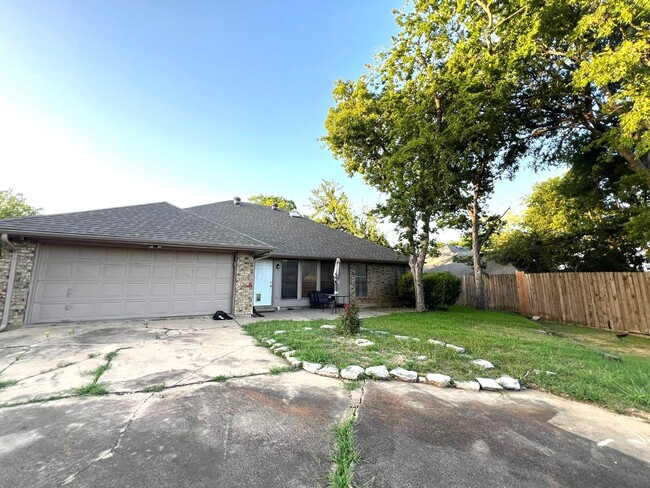 Building Photo - 3609 Bluegrass Dr