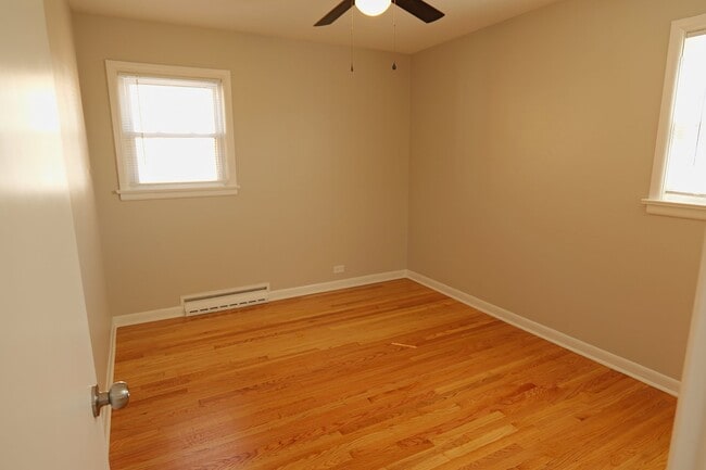 Building Photo - 5047 S Leclaire Ave