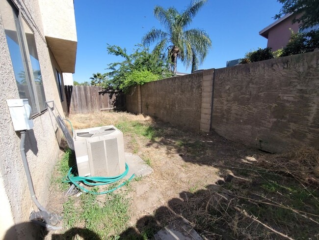 Building Photo - Available Now!! Delightful 2 bedroom, 2.5 bath condo!!