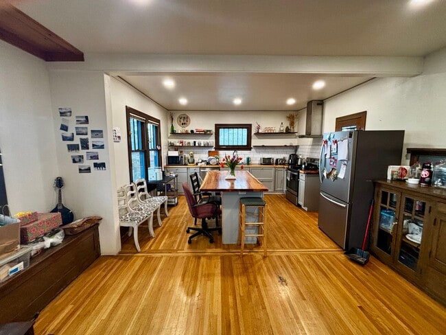 Building Photo - 202 E 7th St