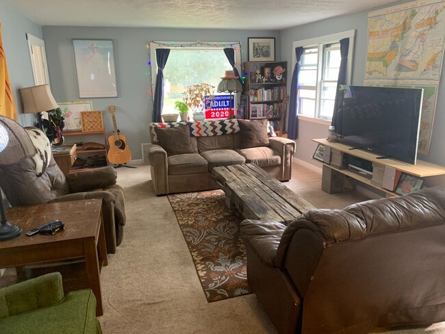 Building Photo - Newly remodeled Home of Robert St! 2 Beds/...