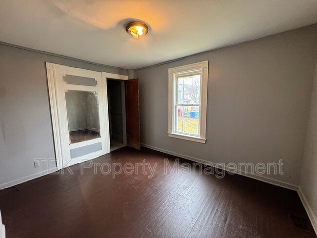 Building Photo - 5 Lorimer St