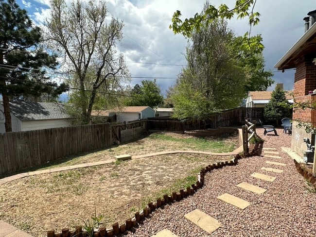 Building Photo - CUTE 3BD RANCHER WITH CHARACTER IN CENTRAL...