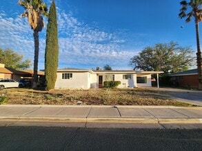 Building Photo - 414 Phillips Dr