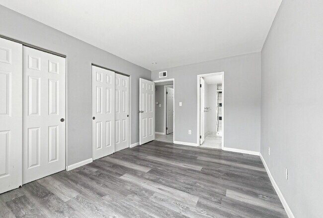 Building Photo - $1,540.95- 2 Bed, 2 Bath Updated Condo in Denver with In Unit Laundry and Community Amenities!