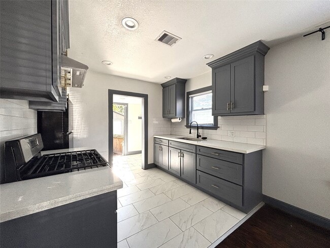 Building Photo - 806 Caplin St