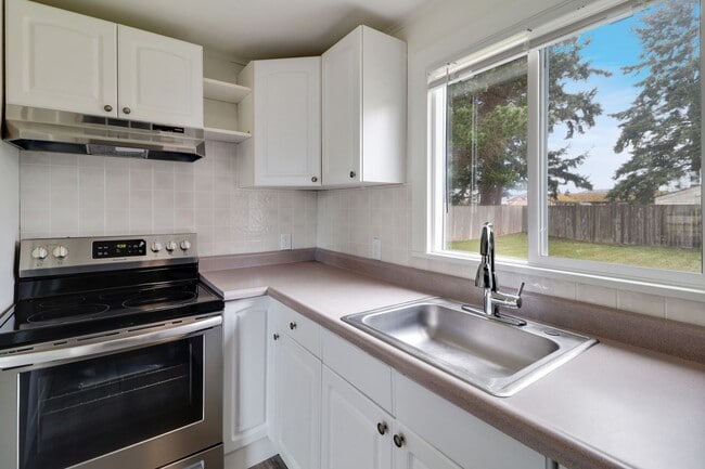 Building Photo - Remodeled - 2 Bed 1 Bath - Fully Fenced - ...