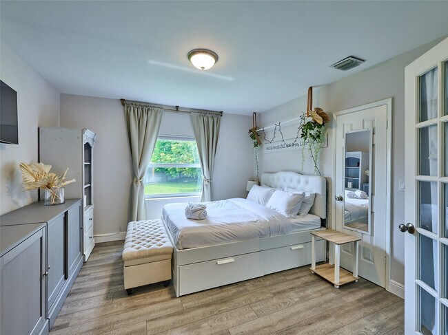 Building Photo - 801 NE 15th St