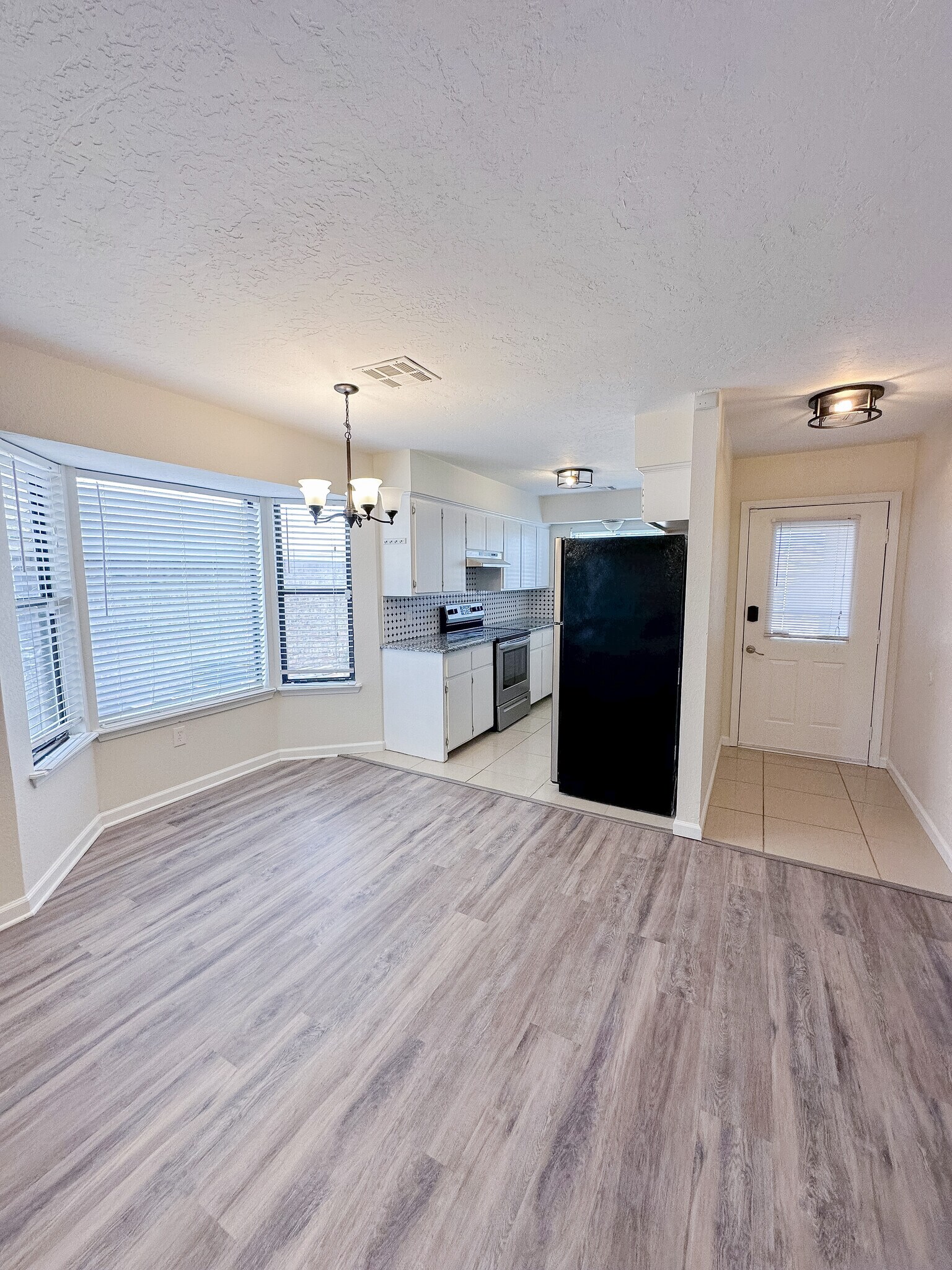 Building Photo - 2711 NE Euclid Ave