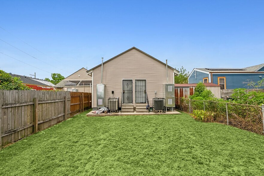 Building Photo - 2562 N Galvez St