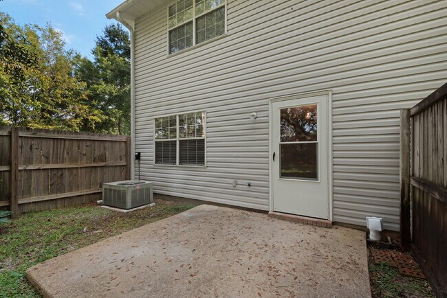 Building Photo - "Charming 2-Bed Townhouse Retreat with 2.5 Baths on Tooke Street!"