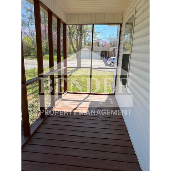 Building Photo - ADORABLE COTTAGE-STYLE HOME