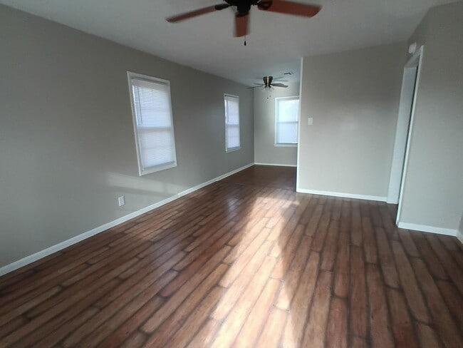 Building Photo - Cute 3 Bed or 2 bed and office