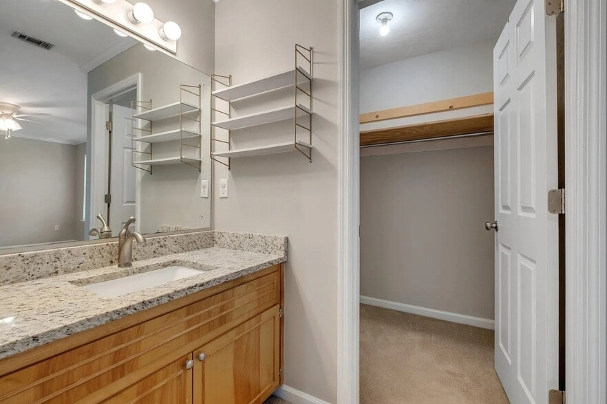 Building Photo - 550 Teal Ln