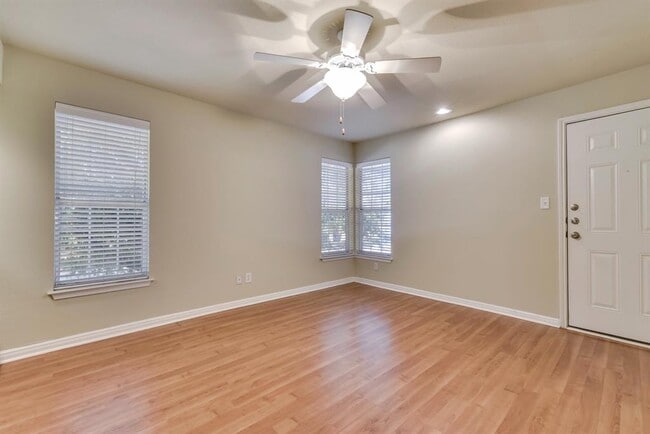 Building Photo - 7685 Northcross Dr