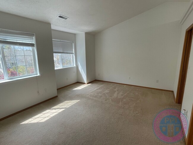 Building Photo - Sunnyside Townhome Close to Restaurants  &...
