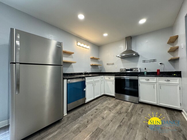 Building Photo - Adorable 2 Bedroom Home Centrally Located ...