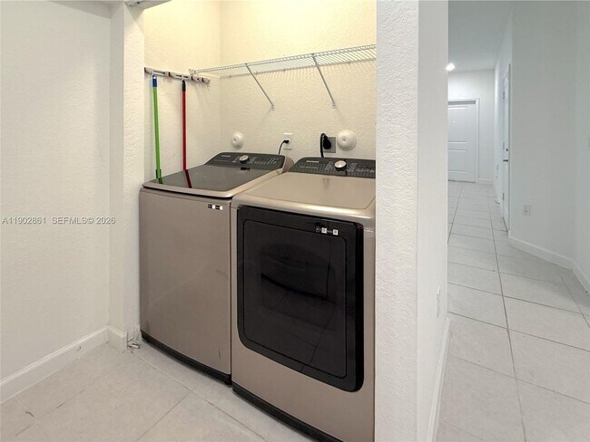 Building Photo - 1060 SE 26th Ter