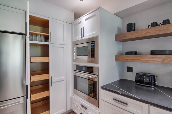 Building Photo - 2770 Polo Island Dr