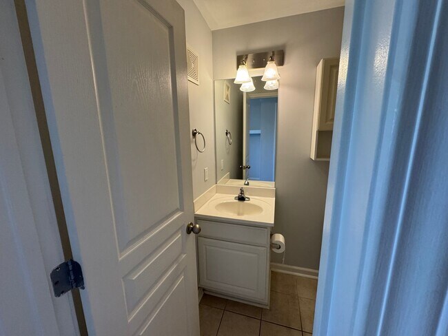 Building Photo - Available Now! 2 Bed/2 Bath in The Woodlands!