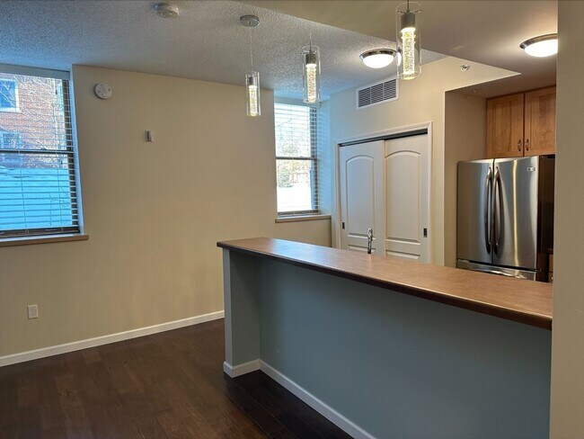 Building Photo - 1 Bedroom Steps from U of M St. Paul