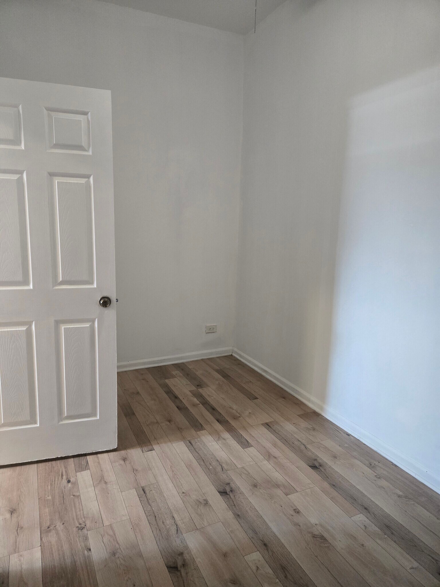 Building Photo - 7055 N Clark St